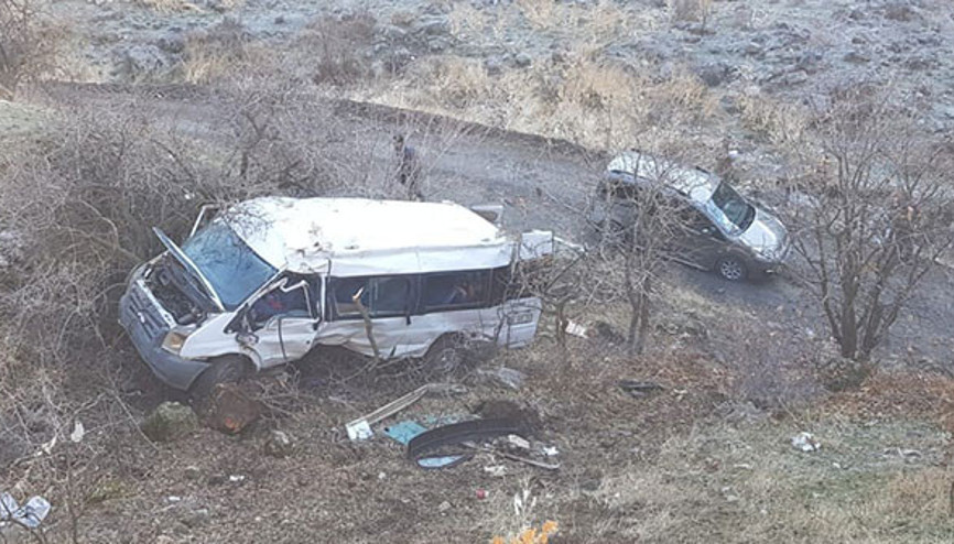 Köy minibüsü şarampole yuvarlandı: 2 ölü, 10 öğrenci yaralı