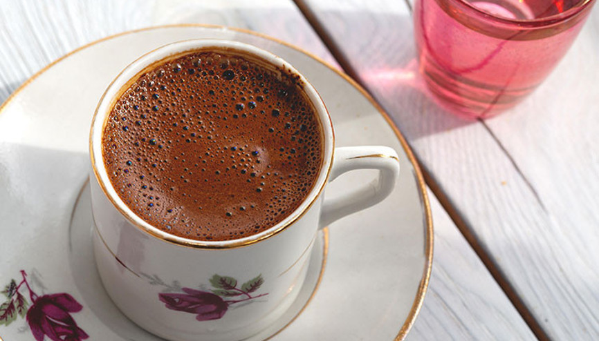 Misafir kahvenin yanında gelen suyu içerse...