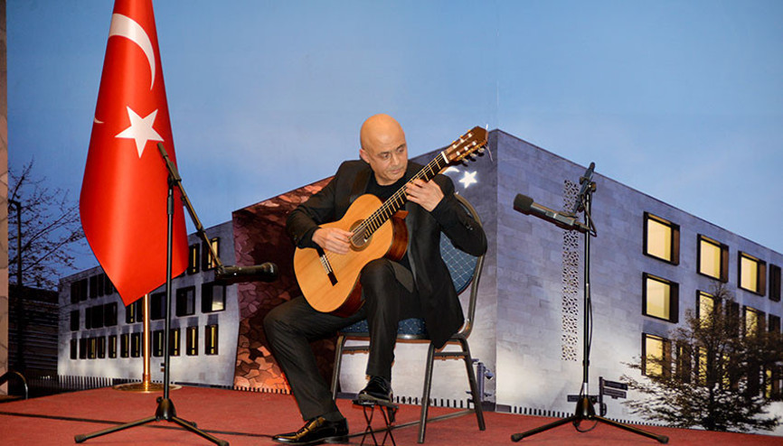 Berlin’de klasik gitarla Anadolu türkülerini çaldı