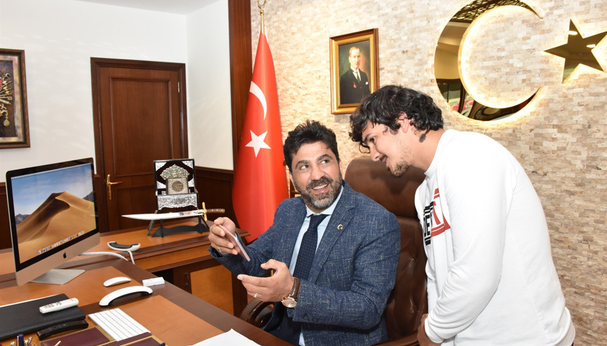 Rektörden öğrencisine burs sözü