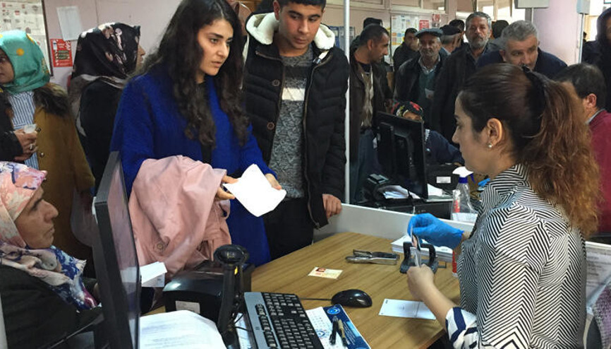 Zam dedikodusu nüfus müdürlüklerinde yoğunluğa neden oldu