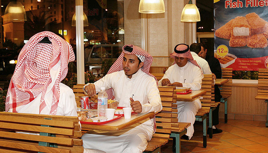 Suudi Arabistanda kadınlar artık restoranlara erkeklerle aynı kapıdan girebilecek
