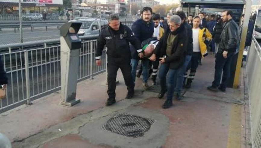 Durakta fenalaşarak düşen kişiye metrobüs çarptı