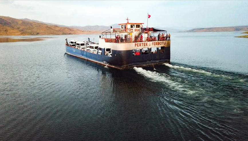 Denizsiz kentleri birleştiren baraj gölünde boğaz keyfi