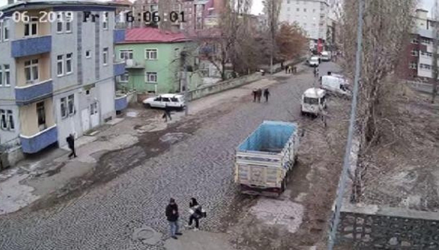 Liseli kızı minibüsle kaçırmaya kalkışan 3 kişi yakalandı