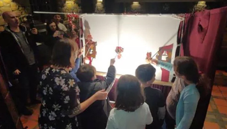 New Yorkta kiliselerde Hacivat-Karagöz gölge tiyatrosu gösterimi