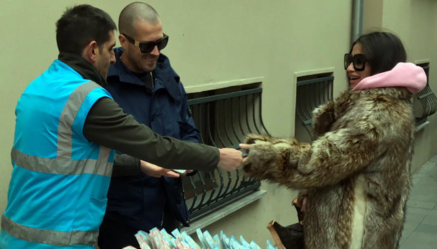 Gökhan Gencebay sevgilisiyle Nişantaşında