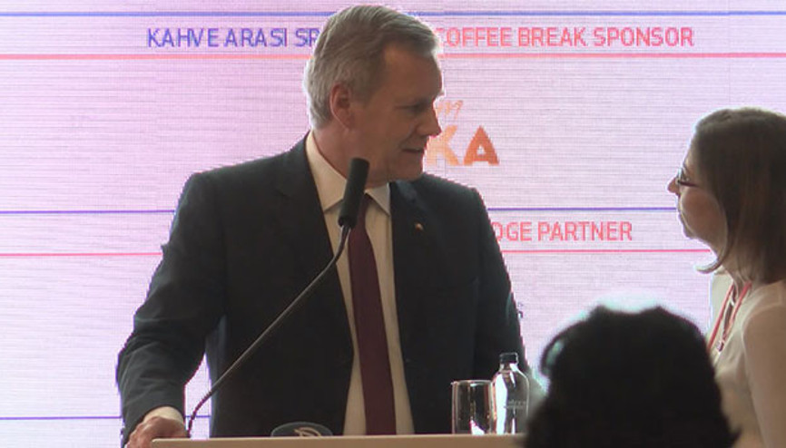 TÜSİADın konferansında kriz Eski cumhurbaşkanı kürsüden indi