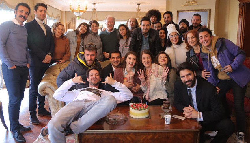 Burcu Özberk yeni yaşını sette kutladı...