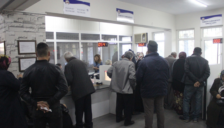 Haberi duyan akın etti Uyarılara rağmen gün boyu bekliyorlar