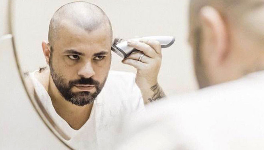 Saçlarını kazıttı