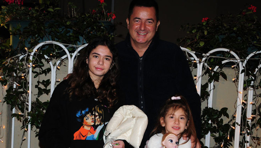 Acun Ilıcalı kızlarıyla yemekte