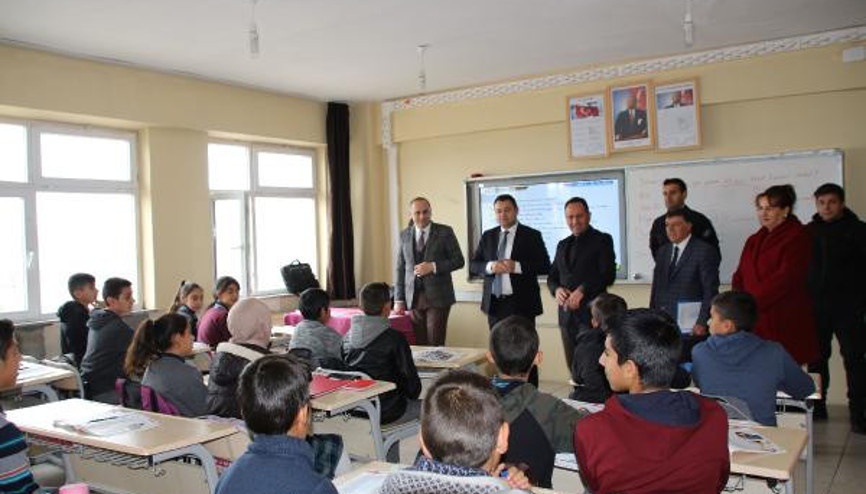 YBO öğrencilerine temizlik çantası hediye ettiler YBO öğrencilerine temizlik çantası hediye ettiler