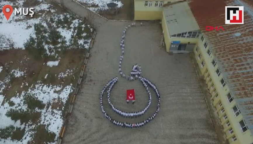 Muşlu öğrencilerden ay yıldızlı koreografi