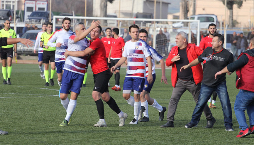 Amatör maçta trajikomik olay Tam 4 takım...