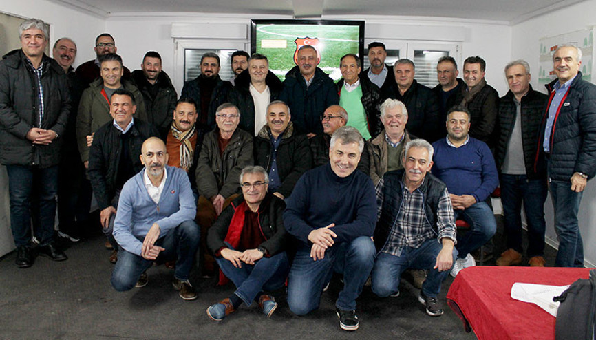 Mannheim Türkspor’un eski yöneticileri yeni başkan için bir arada Mannheim Türkspor’un eski yöneticileri yeni başkan için bir arada