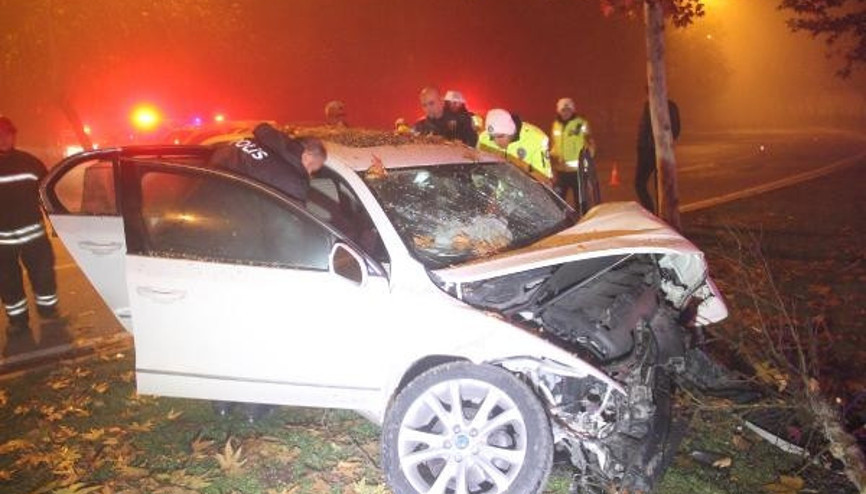 Refüjdeki ağaca çarpan otomobilin sürücüsü öldü