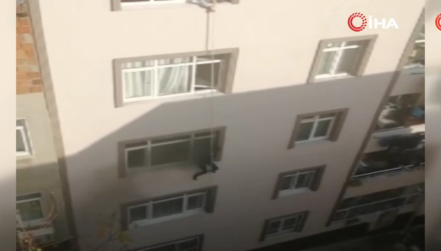 Yangında mahsur kalan hamile kadın, ip yardımıyla kurtarıldı