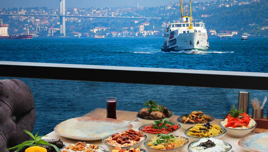 Arkada nefis bir manzara önde ise nefis yemekler