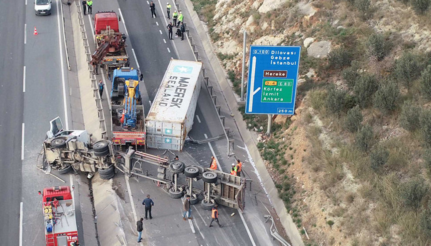TIR devrildi, D-100 ulaşıma kapandı