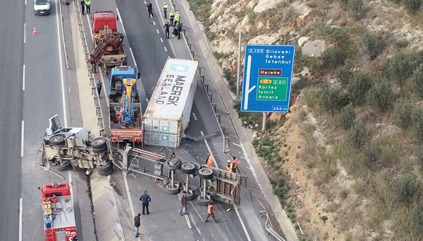Kocaelide TIR refüje devrildi