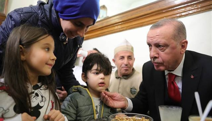 Cumhurbaşkanı Erdoğan vatandaşlarla boza içti