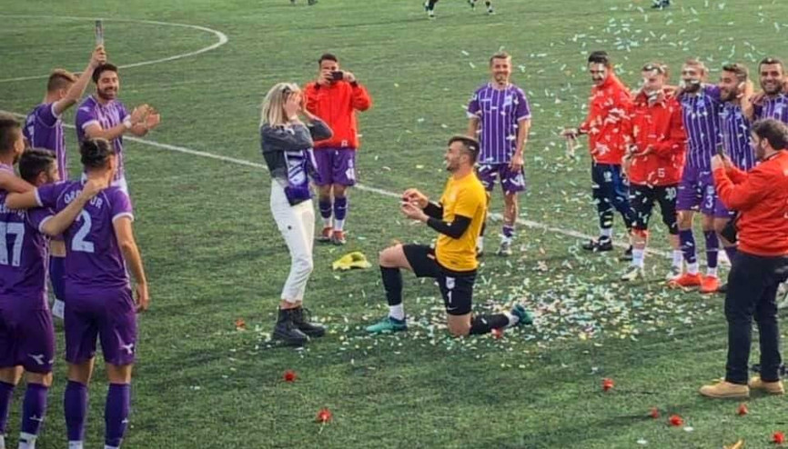 Yeşil sahada evlilik teklifi