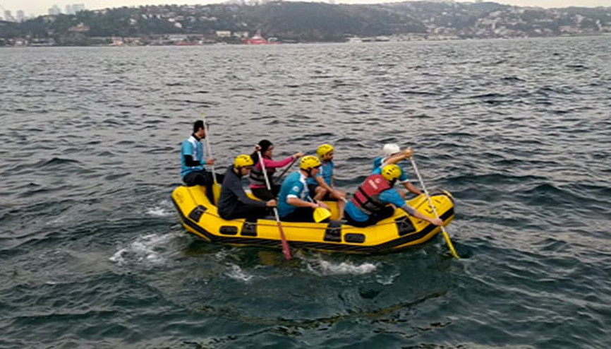 Lodosta mahsur kalan balıkçıyı raftingciler kurtardı Lodosta mahsur kalan balıkçıyı raftingciler kurtardı