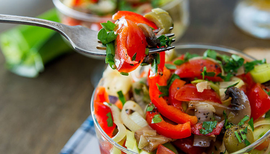 Yılbaşı menünüze çok yakışacak rengarenk salata tarifleri