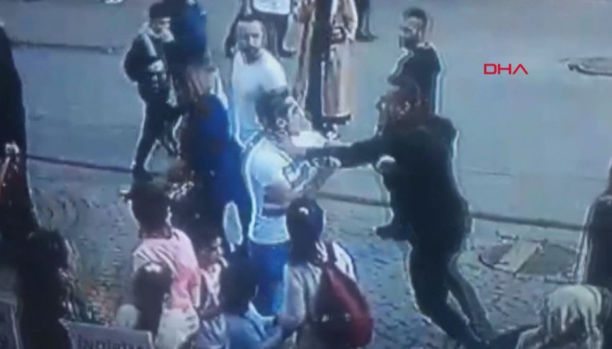 Ümraniyede yanındaki kadını döven kişiye dayak kamerada