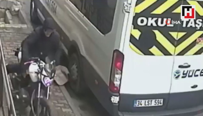 Sokaktan geçen araçlara aldırmadan motosikleti böyle çaldı