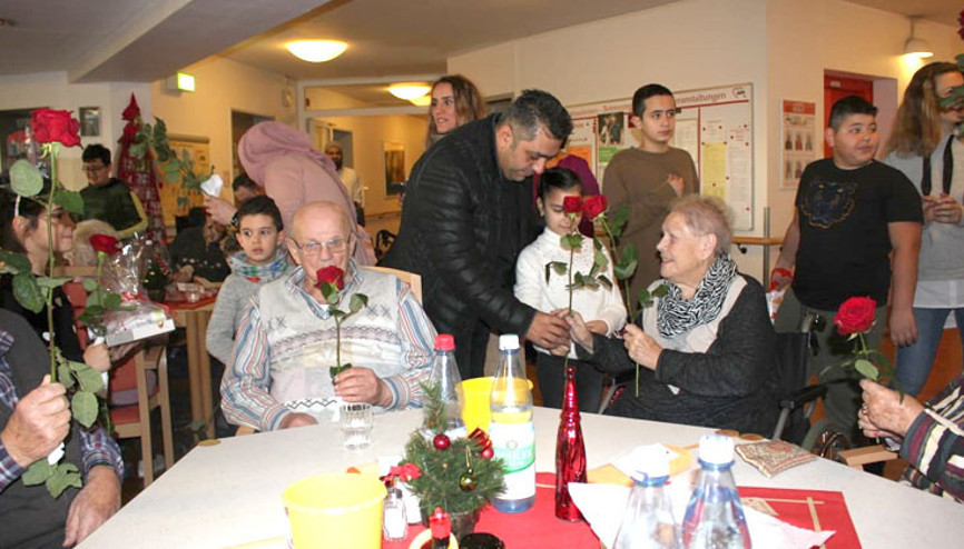 Almanya’daki Türk çocuklarından Noel’de huzurevi ziyareti
