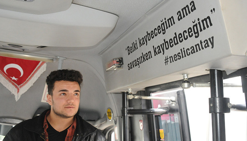 Neslican Tayı unutturmamak için sözlerini minibüsüne yazdırdı