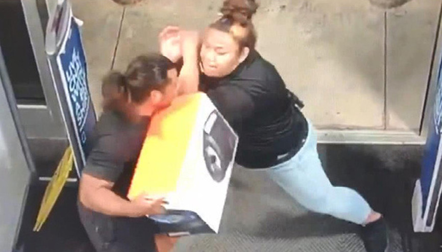 Mağaza çalışanı kadın, soyguncuyu böyle durdurdu