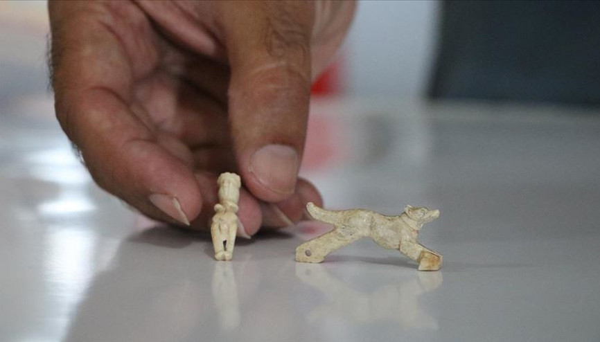 Assosta 1600 yıllık insan ve hayvan figürlü iki kolye ucu bulundu