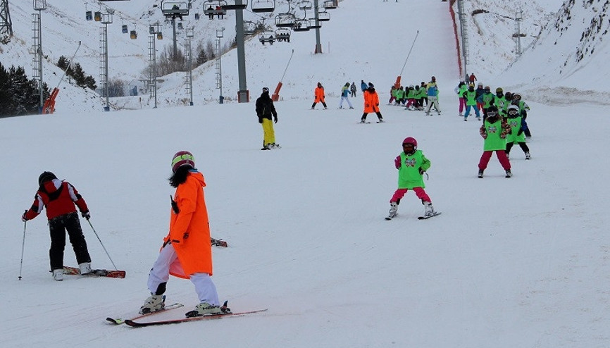 Minik kayakçılar Palandökende özenle eğitiliyor