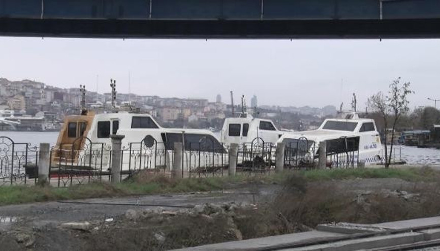 Haliçte kaderine terk edilen deniz taksiler havadan fotoğraflandı