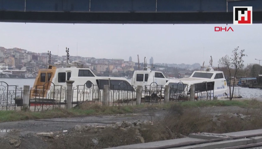 Haliçte kaderine terk edilen deniz taksiler havadan görüntülendi