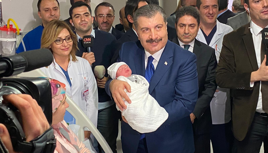 Yeni yılın ilk bebeğini ziyaret etti ve duyurdu: 2020 yılında devreye sokacağız