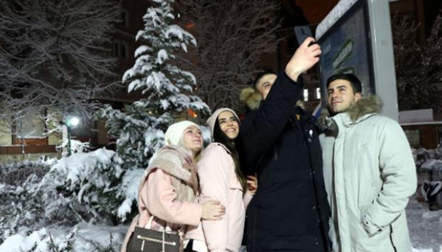 Van’da kar yağışı İranlı turistler için eğlence kaynağı oldu Van’da kar yağışı İranlı turistler için eğlence kaynağı oldu