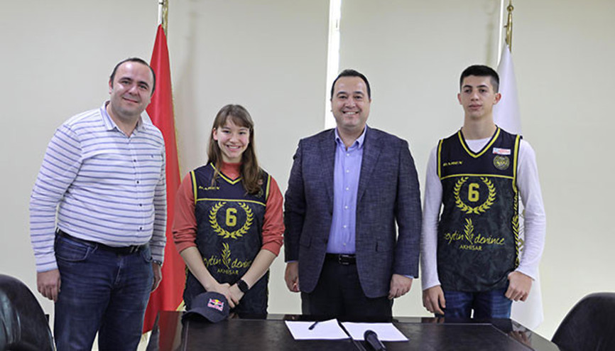 Şampiyon cimnastikçi Ayşe Begüm Akhisar Belediyesporda