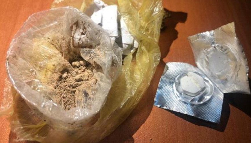 Narkotik köpeği tepki verdi, yolcunun ağzından eroin çıktı