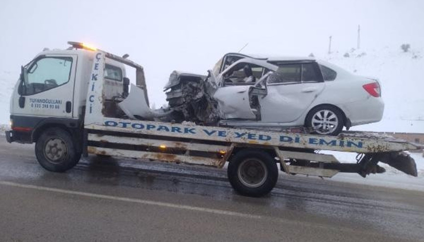 Sivasta otomobiller çarpıştı: 4 yaralı