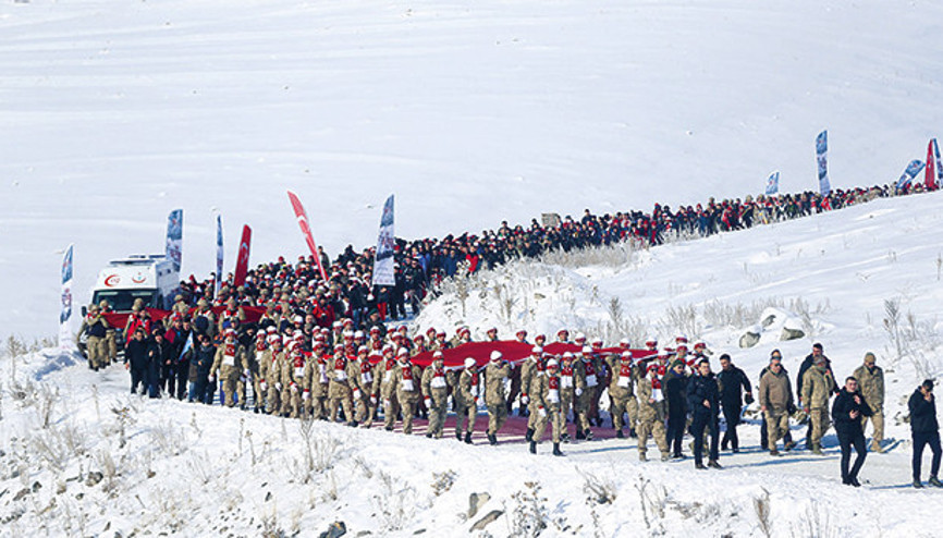 20 bin kişi şehitlerin izinden yürüdü