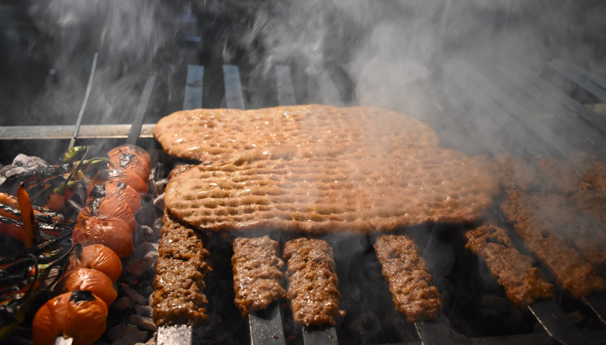 Adana kebabını siyez ekmeğiyle servis ediyorlar