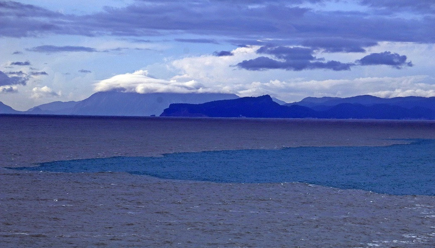 Antalya Körfezi iki ayrı renge büründü