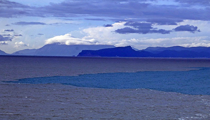 Antalya Körfezi iki ayrı renge büründü