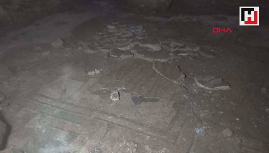 İnşaat kazısında insan ve hayvan figürlü mozaik bulundu
