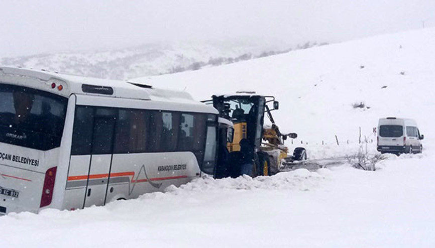 Öğrencileri taşıyan midibüs kara saplandı, ekipler kurtardı