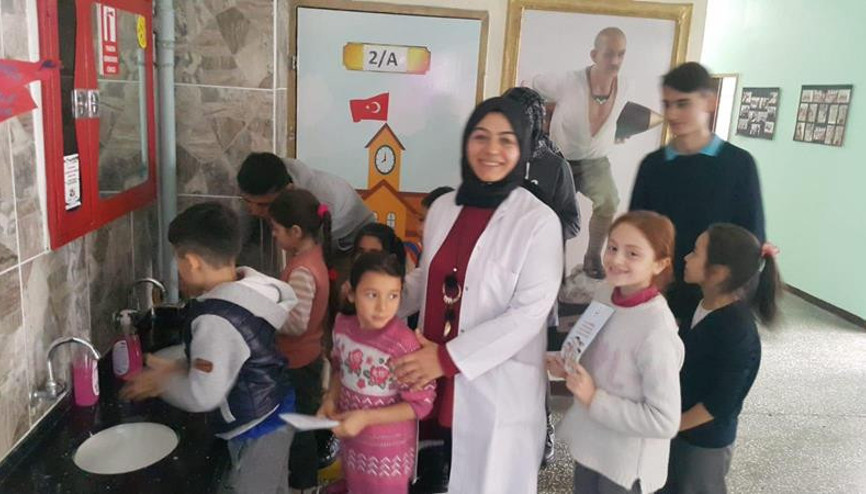 Miniklere el yıkama eğitimi